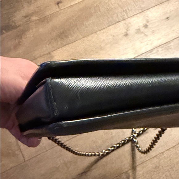 💕 Salvatore Ferragamo Black Crossbody Bag with Gold Chain - Picture 6 of 10